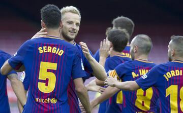 Los jugadores celebran el 1-0 de Sergio Busquets. 