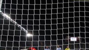 <b>ESFUERZO BALDÍO. </b>Rubén se estiró, pero no pudo impedir el gol de Cazorla que supuso el 2-3 . El asturiano marcó anoche dos.