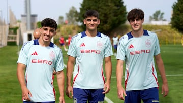 LAS ROZAS (C. DE MADRID), 01/06/2025.- Tres jugadores de la Selección sub-21: (De izq a dcha) Diego López (Valencia CF), Gerard Martín (FC Barcelona) y Javi Guerra (Valencia CF), participaron en el entrenamiento de la Selección Española Absoluta de Fútbol Masculino antes de la Final Four de la UEFA Nations League 2024/25, en la Ciudad del Fútbol de Las Rozas, este domingo. EFE/RFEF/Ángel Martínez *****SOLO USO EDITORIAL/SOLO DISPONIBLE PARA ILUSTRAR LA NOTICIA QUE ACOMPAÑA (CRÉDITO OBLIGATORIO) *****