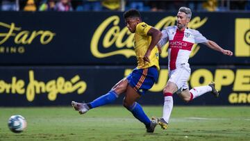 El Choco Lozano, del Cádiz, anota ante el Huesca.