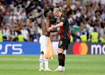 'El mago y la máquina': Vinicius Júnior y Haaland se saludan tras el final del encuentro.