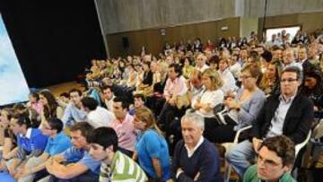 <b>GANAS. </b>Pernía, en el mitin de Rajoy. A la izquierda, Ignacio Diego.