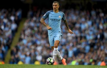 En verano de 2010 Kolarov cogió las maletas en Roma, donde llevaba 3 años jugando en la Lazio, rumbo a Mánchester, previo pago de 24 millones de euros. El lateral izquierdo serbio permaneció durante 7 temporadas en el City, participando en 247 partidos, marcando 27 goles y repartiendo 41 asistencias. En 2017, volvió a coger las maletas rumbo a Roma, aunque esta vez para defender los colores de la Roma.