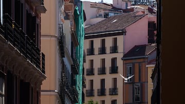 Fachada del edificio que se ha derrumbado, en la zona de Ópera, a 7 de octubre de 2025, en Madrid (España). Tres personas han resultado heridas en el derrumbe parcial de un edificio en obras de seis plantas de la calle de las Hileras, en la zona de Ópera. Un total de once dotaciones de Bomberos del Ayuntamiento de Madrid con la Sección de Apoyo Aéreo y Sección Canina de Policía Municipal buscan a posibles desaparecidos.
07 OCTUBRE 2025
Matias Chiofalo / Europa Press
07/10/2025