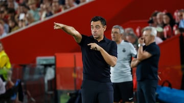 Xavi Hernández da instrucciones en el partido de Son Moix.