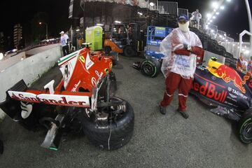 Verstappen toca a Raikkonen y 谷ste se lleva por delante a Vettel que sigue a duras penas. La inercia del Ferrari del finland谷s hace un recto en la primera curva y se atropella al Mclaren de Alonso que se puso 3? en la salida.