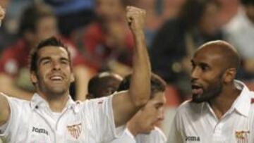 <b>OSASUNA 0 - SEVILLA 2 </b>Negredo, celebrando su gol junto a Kanouté.