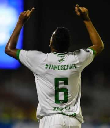 Reinaldo, autor del primer gol celebra dedos al cielo su gol ante el Zulia FC.