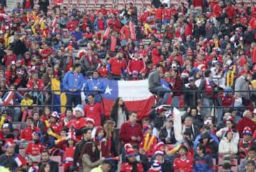 Los hinchas chilenos se hacen presente en las tribunas del Estadio Nacional.