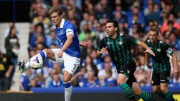 Nikica Jelavic del Evertonjunto al b&eacute;tico Jordi Figueras.