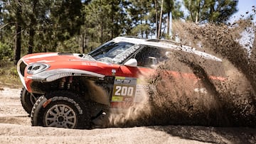 Carlos Sainz durante la Etapa 1 del Rally Tranisbérico.