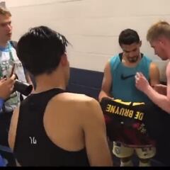 ¡Qué abusado! Henry Martín arrebató plumón a niño para conseguir firma de De Bruyne