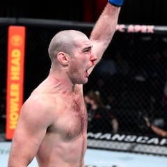 Strickland se impone a un desfondado Magomedov
