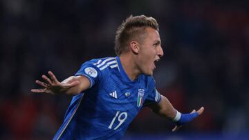 NAPLES, ITALY - MARCH 23: Mateo Retegui of Italy celebrates after scoring to pull a goal back and reduce the arrears to 1-2 during the UEFA EURO 2024 qualifying round group A match between Italy and England at Stadio Diego Armando Maradona on March 23, 2023 in Naples, Italy. (Photo by Jonathan Moscrop/Getty Images)