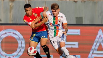 Futbol, Union Española vs Cobresal.
Fecha 30, campeonato Nacional 2023.
El jugador de Union Española Felipe Massri, izquierda, disputa el balon contra Franco Garcia de Cobresal durante el partido de primera division disputado en el estadio Santa Laura.
Santiago, Chile.
08/12/2023
Marcelo Hernandez/Photosport
Football, Union Española vs Cobresal.
30nd turn, national Championship 2023.
Union Española’s player Felipe Massri, left, vies teh ball agaInst Franco Garcia of Cobresal during the first division match at the Santa Laura stadium. Santiago, Chile.
08/12/2023
Marcelo Hernandez/Photosport