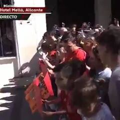 Así fue la llegada de Piqué y la Selección a Alicante