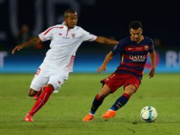 Mariano intenta quitarle el balón a Pedro.