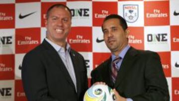 Giovanni Savarese (New York Cosmos) y Walter Benitez (Cuba), posan para los medios.