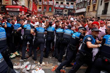 Ambiente en la Plaza Consistorial, plaza que está situada en el corazón del Casco Antiguo de Pamplona, donde se realiza el Chupinazo.