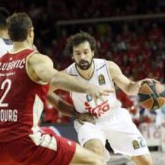 El agujero negro en defensa se traga al Madrid en Estrasburgo