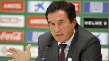 Juan Anguix habla durante una rueda de prensa durante su mandato como presidente del Elche.