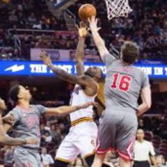 Gasol (25) y Mirotic (17) funden a los nuevos Cavaliers de LeBron