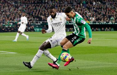 Antonio Rüdiger trata de evitar el avance de Ayoze Pérez.