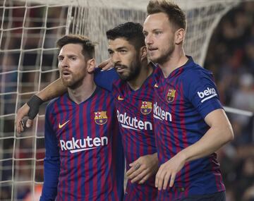 El jugador del Barcelona Luis Suárez celebra el 3-1 al Rayo Vallecano con Messi y Rakitic. 