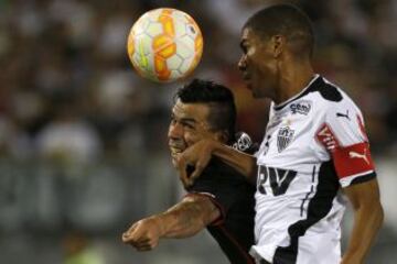 Esteban Paredes lucha un balón en el aire.