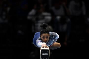 La estadounidense Simone Biles compite en la barra de equilibrio en la final por equipos femeninos durante el 52º Campeonato Mundial de Gimnasia Artística FIG.