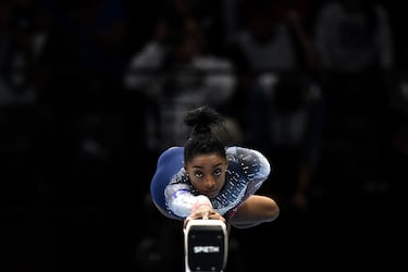 La estadounidense Simone Biles compite en la barra de equilibrio en la final por equipos femeninos durante el 52º Campeonato Mundial de Gimnasia Artística FIG.