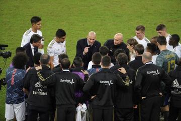 Zidane da indicaciones a sus futbolistas antes de la prórroga de la Supercopa de España.