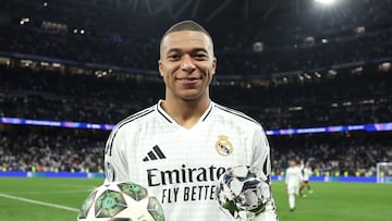 Kylian Mbappé con el balón de su hat trick y el trofeo MVP del partido tras finalizar el encuentro.
