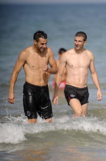 La plantilla sevillista se entrenó esta mañana en la playa Costa Ballena. Los jugadores nervionenses corrieron primero sobre el campo de golf aledaño y luego se pusieron el bañador para jugar al voley-playa. Después llegó la hora de meterse en el mar y realizar varios ejercicios. En medio de muy buen ambiente, hasta intentaron hacer un castillo humano, que no consiguieron completar.