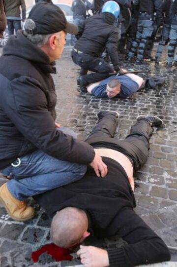 Los aficionados del equipo holandés tomaron la Plaza de España de Roma y la policía tuvo que intervenir. Hay varios heridos y 23 detenidos por el momento.