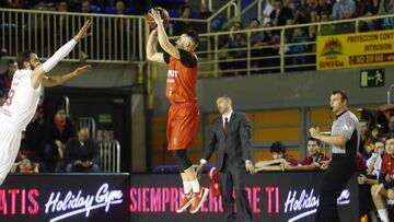 Marko Popovic, jugador del Montakit Fuenlabrada, lanza un triple ante el Tecnyconta Zaragoza.