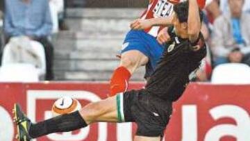 <b>LA DEFENSA ANULÓ A TORRES. </b>En la imagen, Moratón intercepta un disparo del Niño. Esta fue una constante durante todo el partido de ayer.