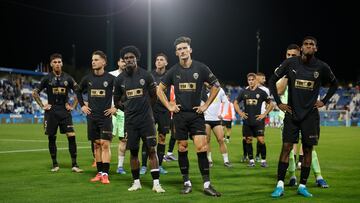 LEGANÉS (MADRID), 04/10/2024.- Los jugadores del Valencia tras el encuentro correspondiente a la jornada 9 de Laliga EA Sports que disputaron hoy viernes CD Leganés y Valencia CF en el estadio de Butarque. EFE / Sergio Pérez.