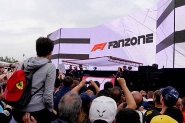 Alonso, ante cientos de aficionados en Montmeló.