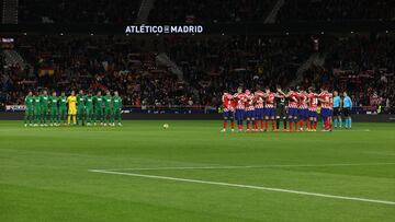 Los jugadores de Atl¨¦tico y Elche guardan un minuto de silencio en memoria de L¨¢zaro Albarrac¨ªn y de Pel¨¦.