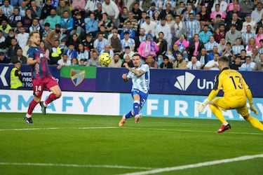 Otro gol + asistencia hizo Joaquín, ante el Huesca, suexequipo. El pase de gol llegó en el primer tanto, tras un buen quiebro; y el tanto, el tercero, después de tres toques, antes de marcar por bajo.