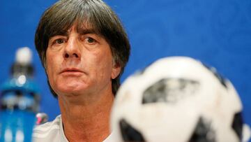 Low en rueda de prensa.