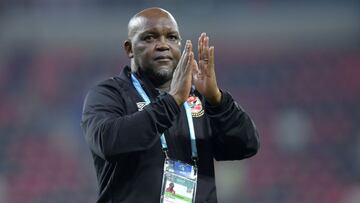 Al Rayyan (Qatar), 08/02/2021.- Al Ahly head coach Pitso Mosimane greets the supporters after the semi final soccer match between Al Ahly SC and Bayern Munich at the FIFA Club World Cup in Al Rayyan, Qatar, 08 February 2021. (Mundial de F&uacute;tbol, Cat