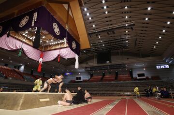 Torneo de sumo celebrado a puerta cerrada en Osaka. 