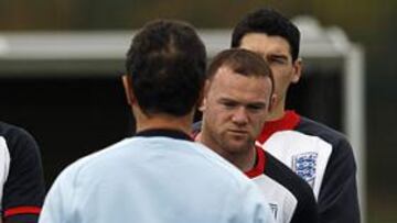 Capello habla con Rooney.
