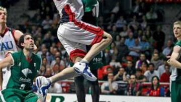 <b>NO ESTUVO BIEN.</b> Rakocevic intenta anotar frente a Ndong