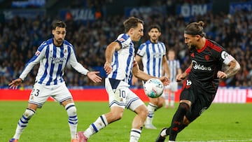 Gudelj, a la izquierda, con su nueva cinta para la cabeza en San Sebastián.