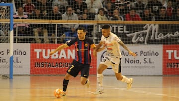 Dyego conduce el balón ante un jugador del Noia Portus.