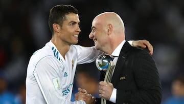 Cristiano Ronaldo, junto con Infantino.