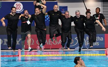El equipo técnico de la Selección se lanza al agua celebrando el triunfo ante Hungría en la final del Mundial disputado en Singapur.